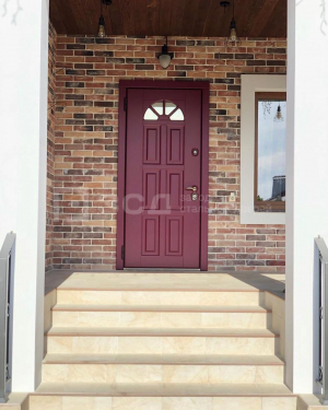 Тёмно красная входная дверь для частного дома - фото